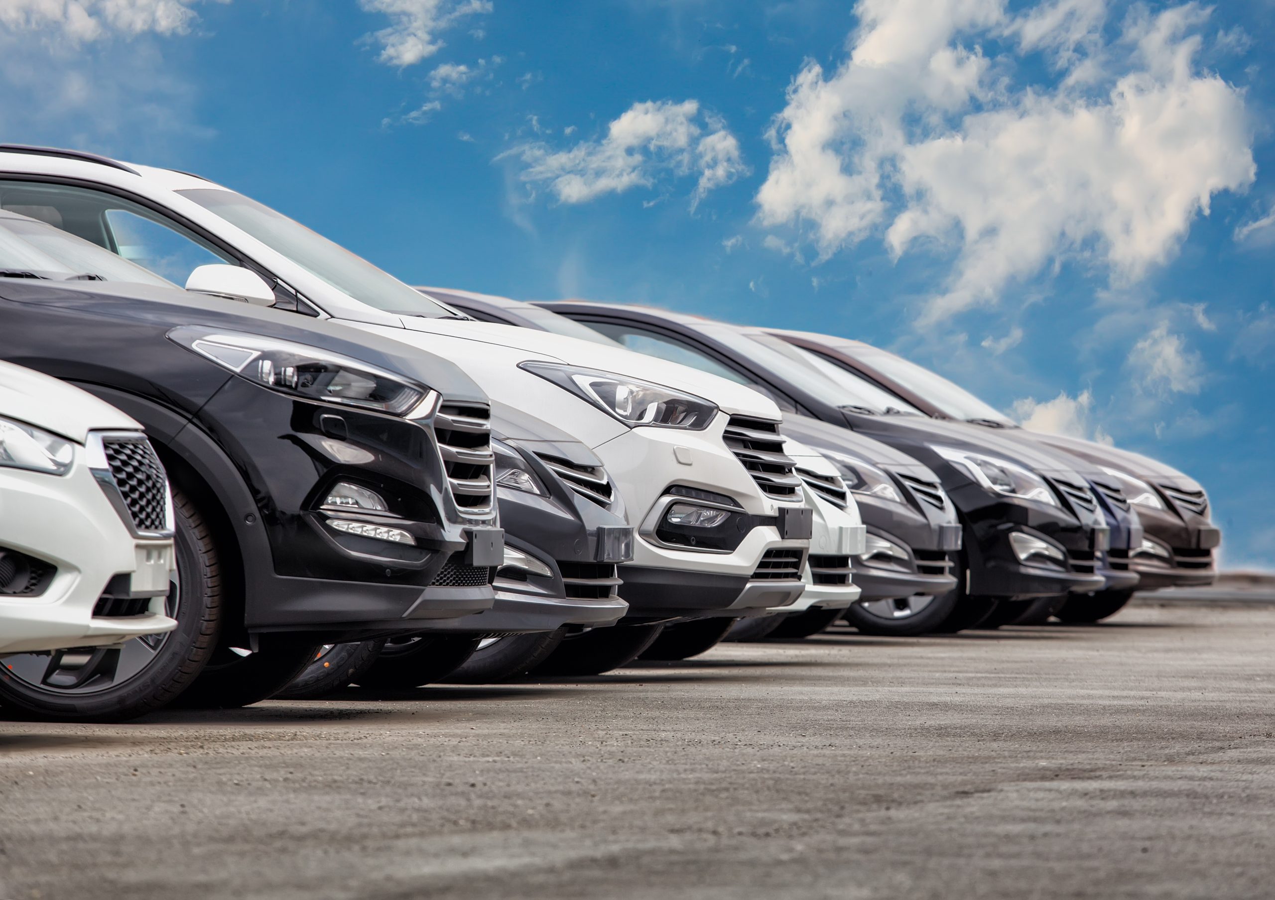 Fotos de anuncios de vehículos del mercado de coches «Coches», procesadas y marcadas con marca de agua al instante mediante Scaleflex Cloudimage