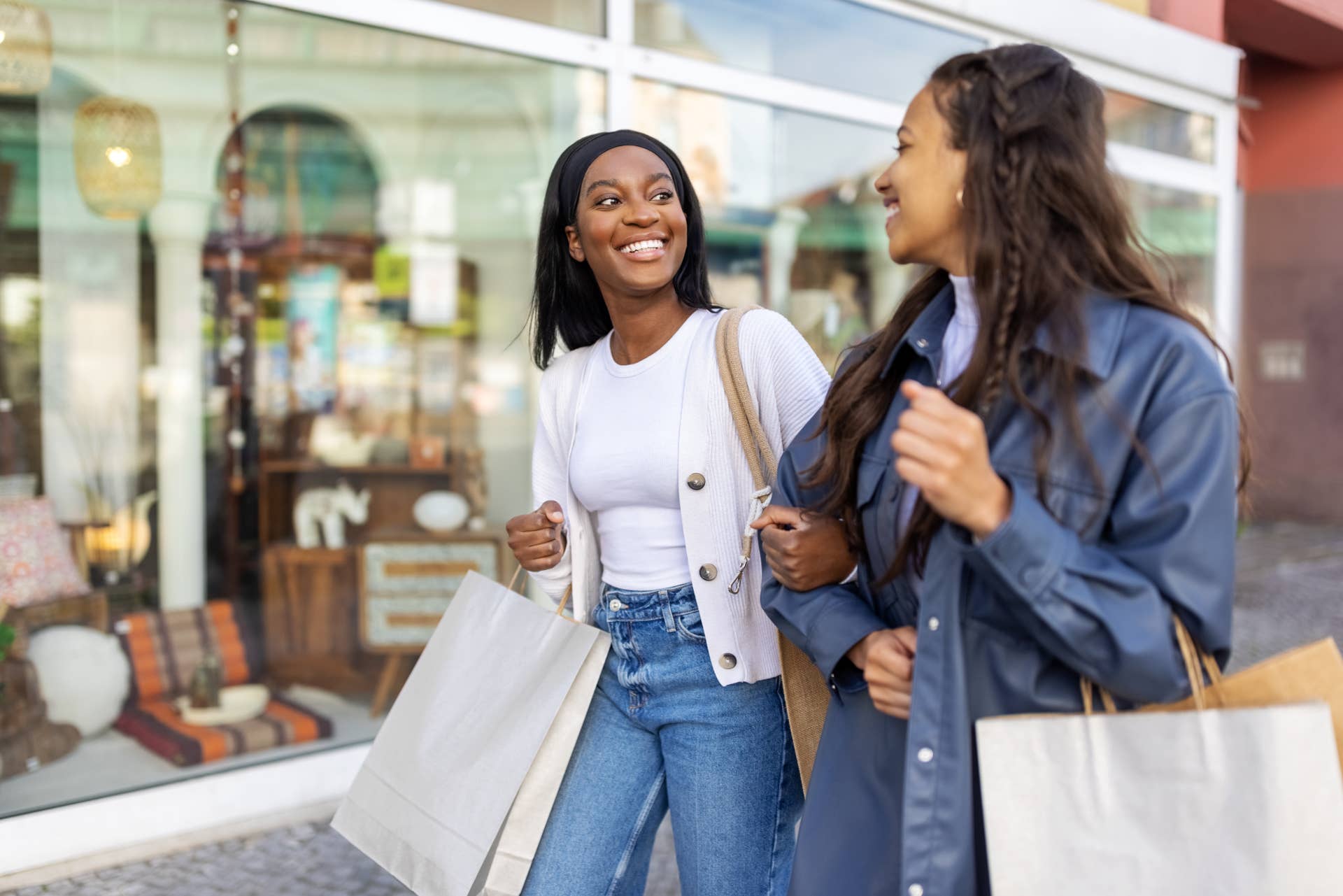 Imágenes de los productos de medias y leggings de Kunert gestionadas en Scaleflex DAM para su publicación en los mercados online